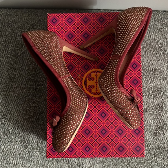 Authentic brand new in box dusty pink Tory Burch Phoenix studded pumps size 7 - Picture 3 of 8